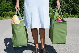 Shoppers carry goods by hand, buy green bags 